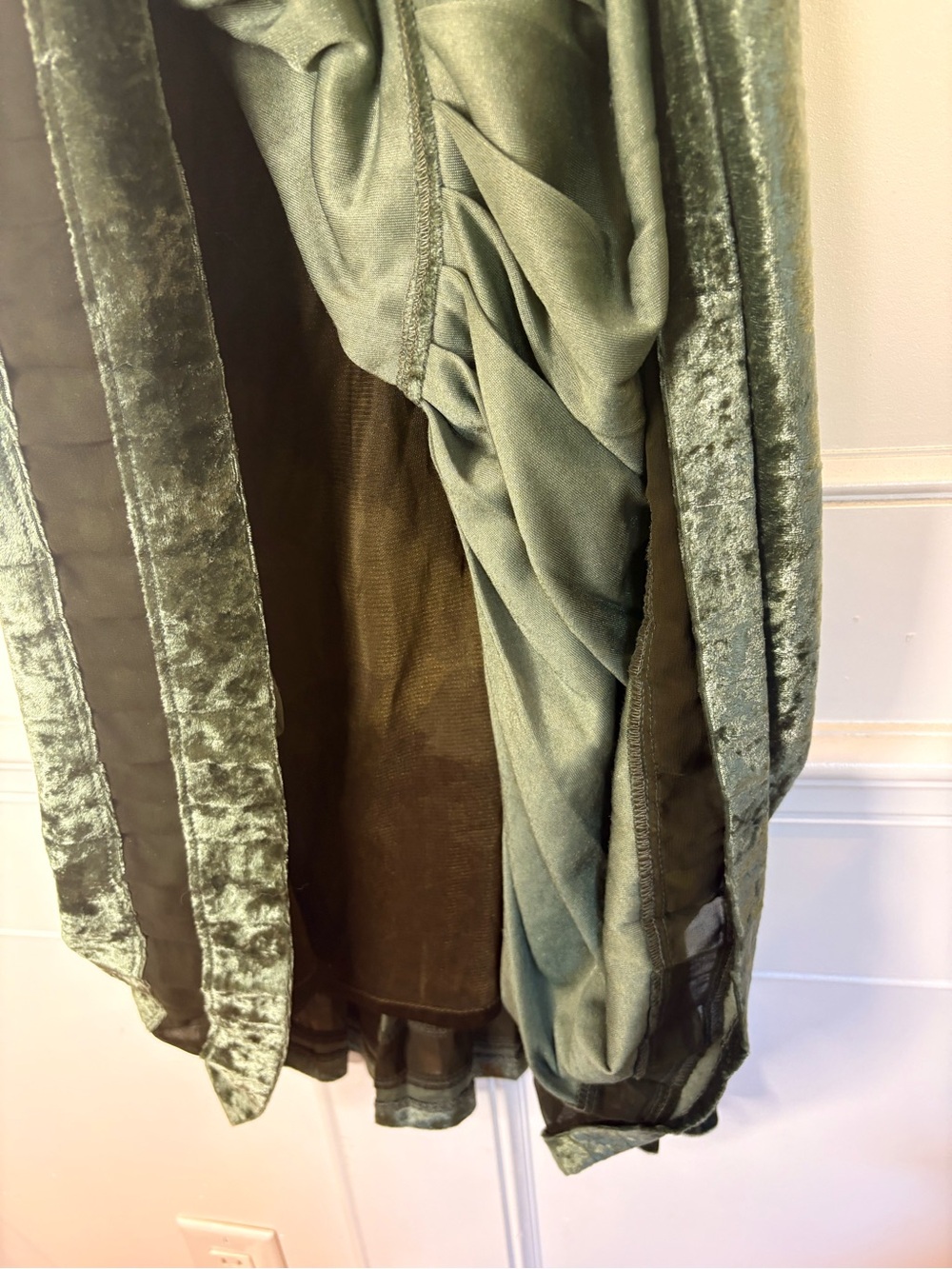 Sleeveless 1920’s inspired Olive Green Velvet Pleated Dress with Contrast Trim - Picture 12 of 16